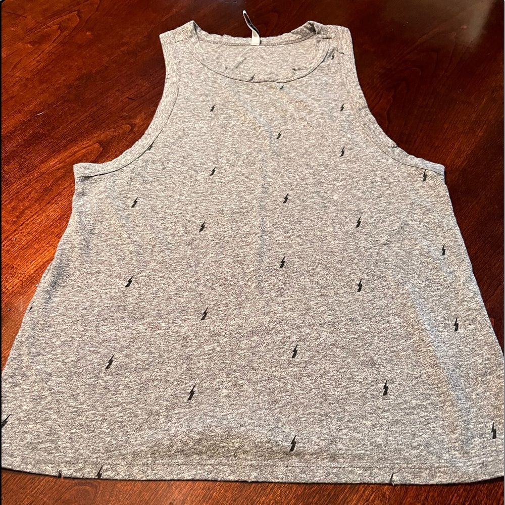 Z supply tank, print, size XS runs big